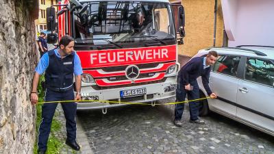 Esslingen: Feuerwehr prueft Parkverhalten in der Innenstadt - Drehleiter bleibt mehrmals stecken